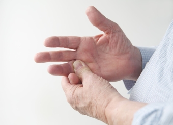 Щелкающий палец — лечение в домашних условиях без операции
