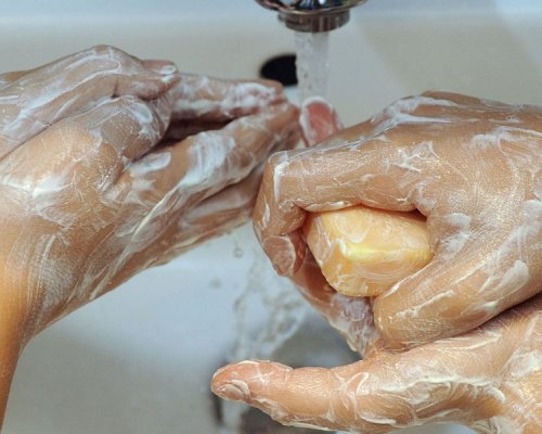 Мыть руки для борьбы с глистами 