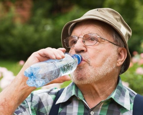 Пить воду при запорах 