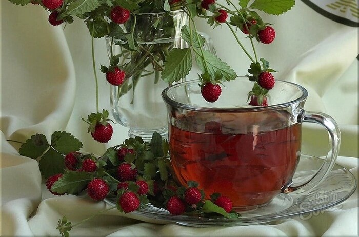 чай с листьями и плодами земляники