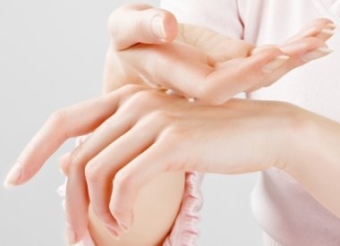 Обветренные руки — лечение в домашних условиях
