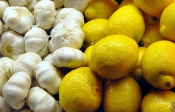 Народное средство от холестерина из лимона и чеснока