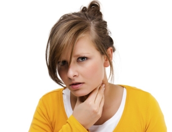 Как избавиться от першения в горле народными средствами