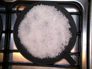 соль на сковородке