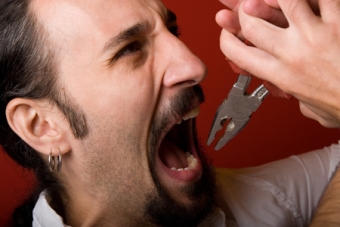 Как вырвать зуб в домашних условиях без боли