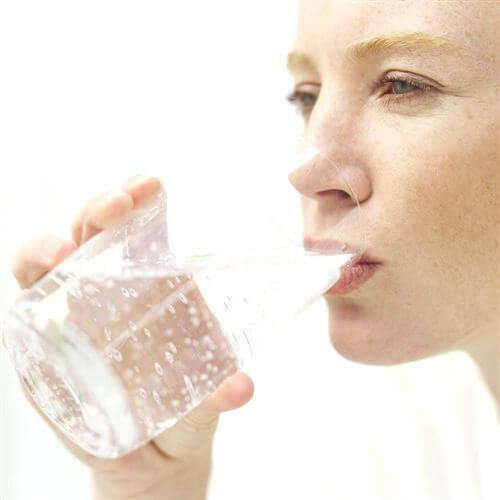 Пьем воду от похмелья