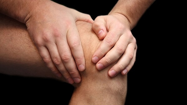 Причины возникновения болей в колене