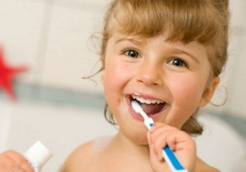 Приучайте детей чистить зубы 